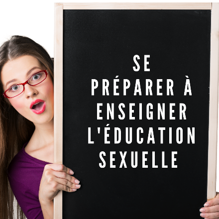 Personne tenant un panneau disant "Se preparer à enseigner l'éducation sexuelle".